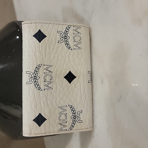 MCM Germany 2 key Holder w zipper pocket  White and Navy - Picture 4 of 9